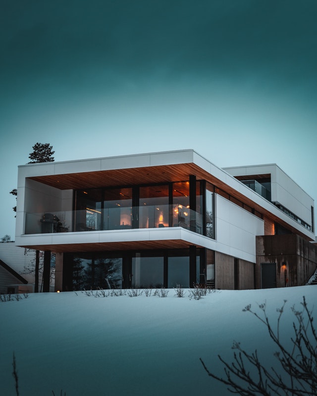 moderný dom s presklenými dverami.jpg